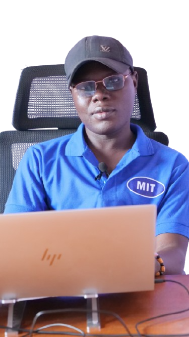 Touza Isaac, CEO de MIT, en train de coder